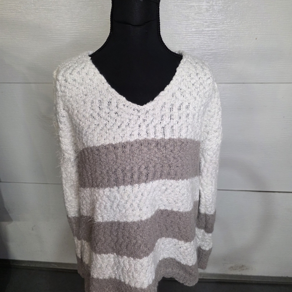 Knox Rose Sweaters - Knox Rose V-Neck Sweater - White and Tan